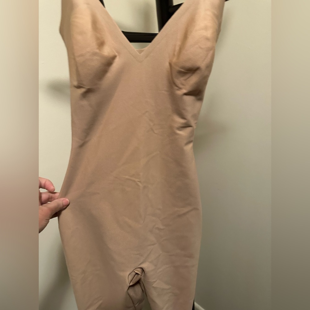 SKIMS BODY PLUNGE MID THIGH BODYSUIT‎ - Picture 4 of 10